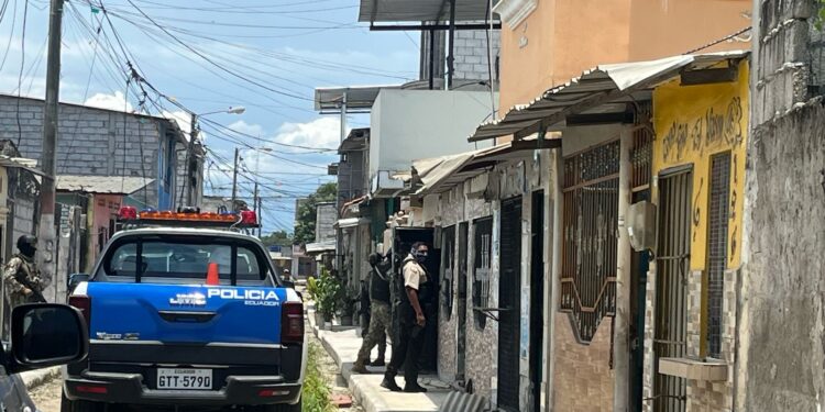 Cadáver con signos de tortura encuentran en una casa abandonada