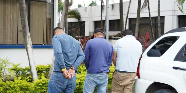 Policía en servicio activo entre detenidos por asalto en urbanización de Samborondón