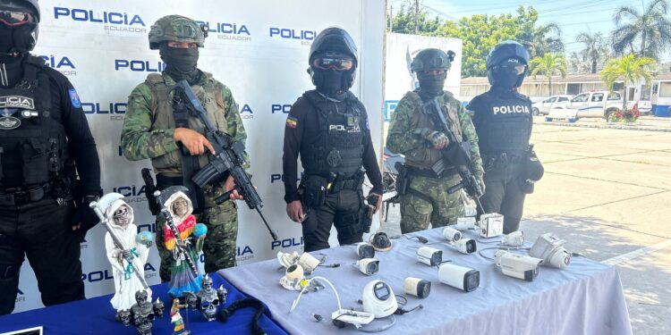 Dinero, municiones, panfletos y hasta altar de la Santa Muerte decomisados en Puerto Bolívar