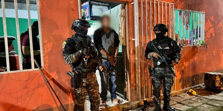 Detenido presunto extorsionador portando armas de fuego