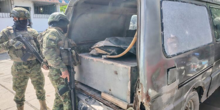 En carro con doble fondo se traficaba combustible