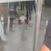 Posible delincuente herido al impactar contra la puerta de vidrio