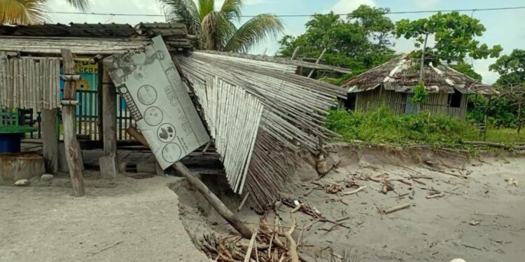 Habitantes de la isla Jambelí en alerta por fuerte aguaje que amenaza viviendas y zona turística