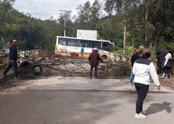 Habitantes de El Chorro bloquean vía El Valle – Santa Ana en protesta por falta de obras