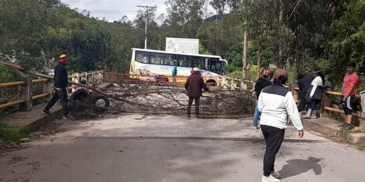 Habitantes de El Chorro bloquean vía El Valle – Santa Ana en protesta por falta de obras