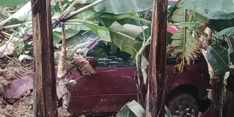 Derrumbe destruyó una vivienda y una camioneta