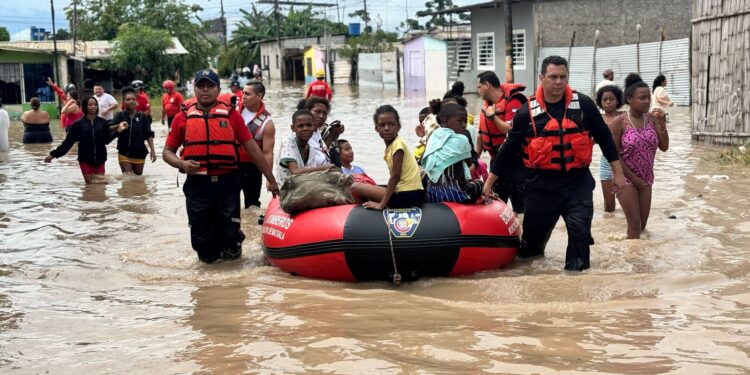 Familias son evacuadas por el desbordamiento del canal El Macho
