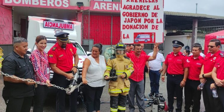 Embajada de Japón entrega Ambulancia a Cuerpo de Bomberos Municipal de Arenillas