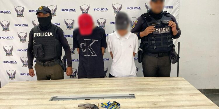 Dos menores de edad armados se paseaban en una motocicleta