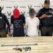 Dos menores de edad armados se paseaban en una motocicleta