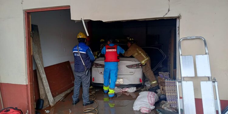 Se impactó con su vehículo contra una vivienda luego que recibió disparos
