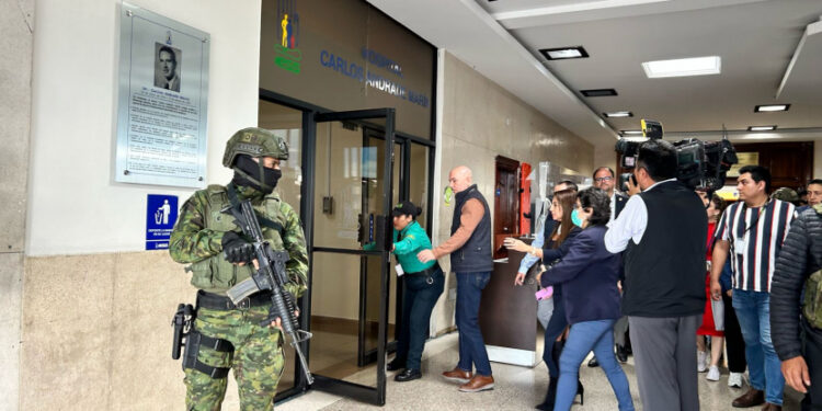 Bloque de Seguridad interviene hospital del IESS en Quito