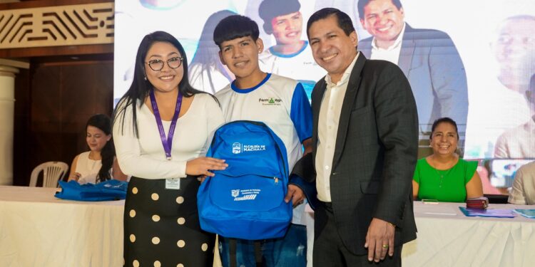 Alcalde Darío Macas entrega útiles escolares a niños y jóvenes de Machala