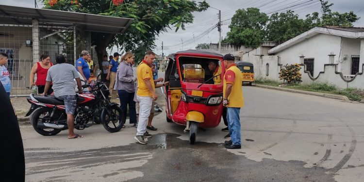 Tres heridos al chocar una mototaxi y un carro