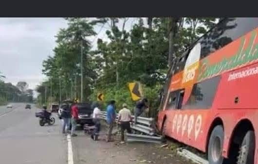 Bus de la Cooperativa Trans Esmeraldas se accidentó