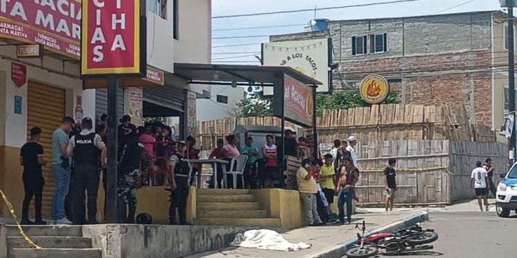 Sicarios en carro interceptaron a un motociclista para asesinarlo