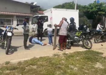 Terminó con una fractura en la pierna en un choque de motos