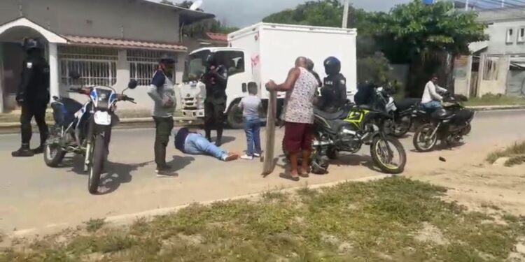 Terminó con una fractura en la pierna en un choque de motos