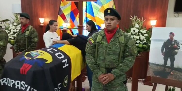 Familiares y amigos despiden al cabo segundo Víctor Vera, víctima de masacre en Orellana