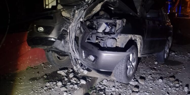 Carro se estrelló contra un poste de alumbrado público