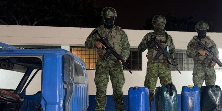 Se decomisó 200 galones de combustible y un vehículo con tanques adulterados