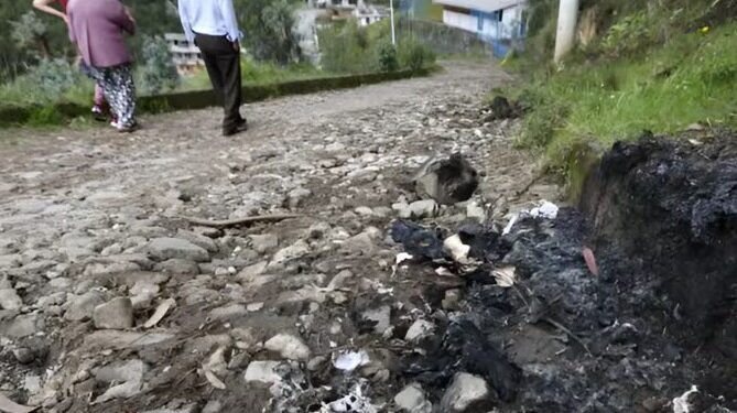 El cuerpo incinerado de una mujer fue abandonado al norte de Quito