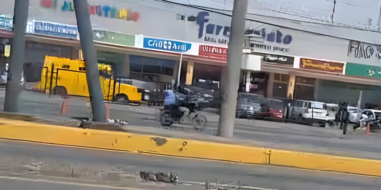 Balacera entre policías y delincuentes en zona comercial por intento de robo a blindado