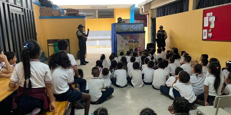 Policía Nacional promueve la seguridad infantil con show lúdico