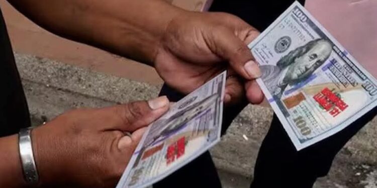 Moradores de Durán recogieron panfletos del Plan de Recompensas en forma de billetes falsos