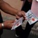 Moradores de Durán recogieron panfletos del Plan de Recompensas en forma de billetes falsos