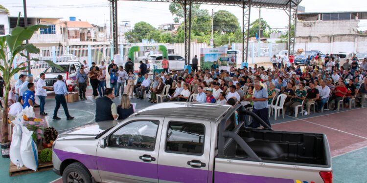 Productores reciben títulos, camionetas y fertilizantes del Gobierno Nacional en El Guabo