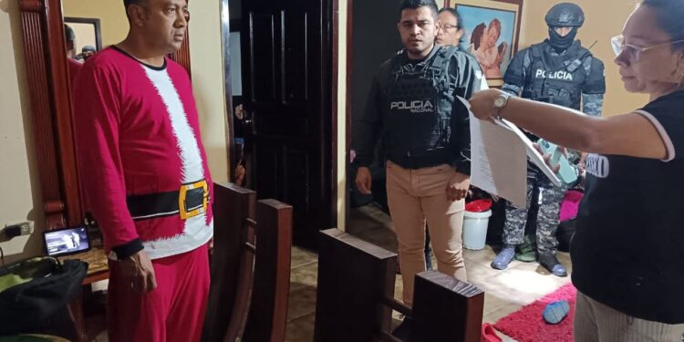 El exdirector del Consejo de la Judicatura de Manabí fue detenido en pijama de Papá Noel.