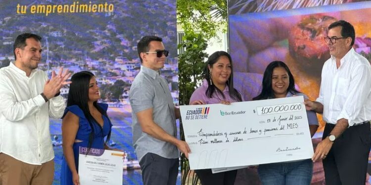 Daniel Noboa anuncia la entrega de $100 millones en créditos