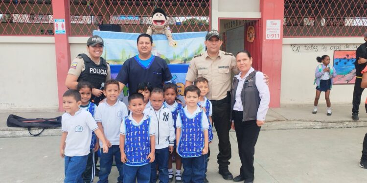 Paquito Policía realizó show lúdico en instituciones educativas
