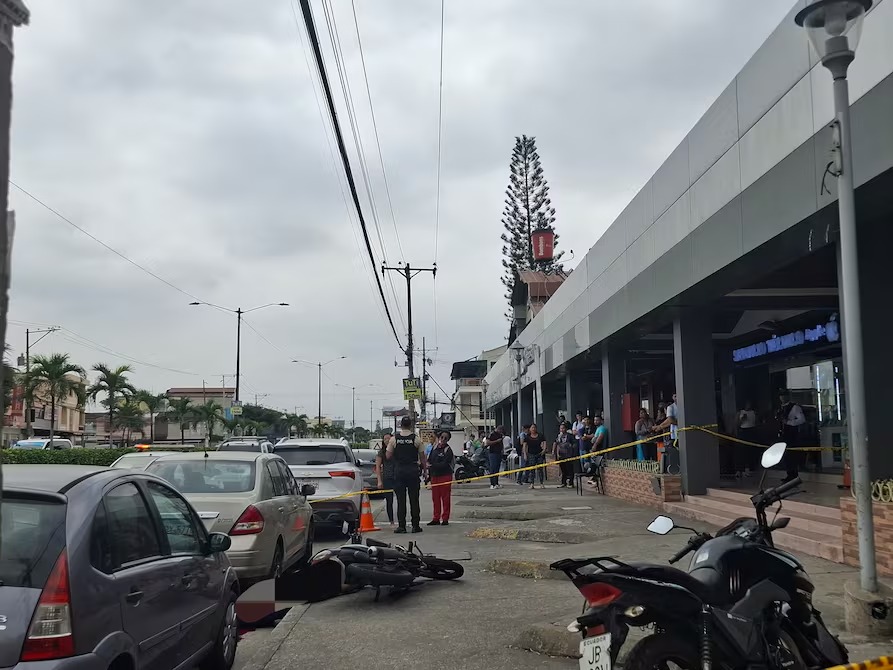 Hombre fue asesinado a tiros en los exteriores de una plaza comercial ...