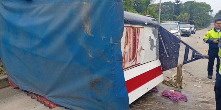 Carreta de comida rápida chocó contra un vehículo