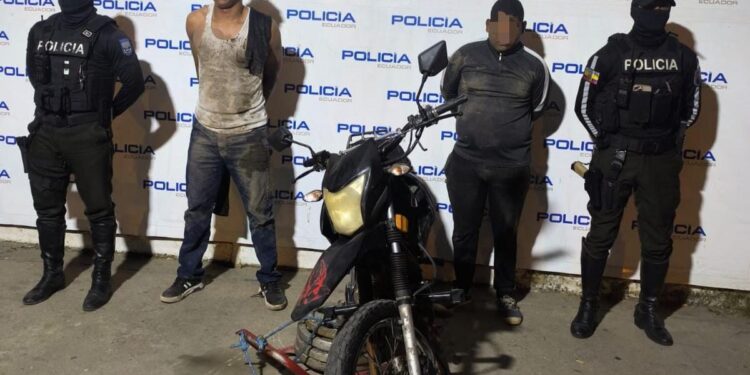 Dos detenidos cuando se movilizaban en una motocicleta robada