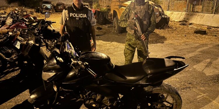 Personal militar decomisó una motocicleta abandonada