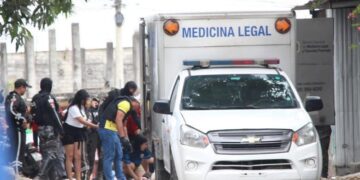 Una mujer llevaba a su hija a la escuela cuando fue asesinada
