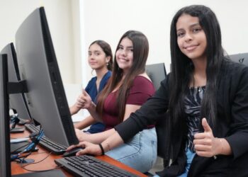 Prefectura de El Oro entrega equipos tecnológicos a la UTMACH Campus Arenillas