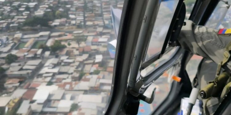 Lluvia de billetes en Portoviejo, ejército impulsa la línea de denuncias 131