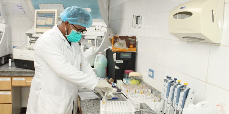 Casi 700 mil pruebas de laboratorio se han realizado en el Hospital Teófilo Dávila en lo que va del 2025