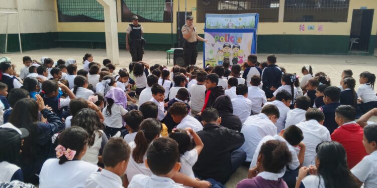 La Policía Nacional promueve la seguridad infantil en escuela de Machala