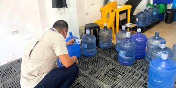 ARCSA clausura Planta de agua purificada por pésima condición sanitaria y falsificación de etiquetas