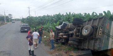 Una camioneta se volcó en la vía El Guabo – Pasaje