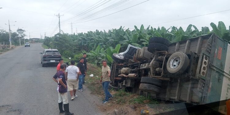Una camioneta se volcó en la vía El Guabo – Pasaje