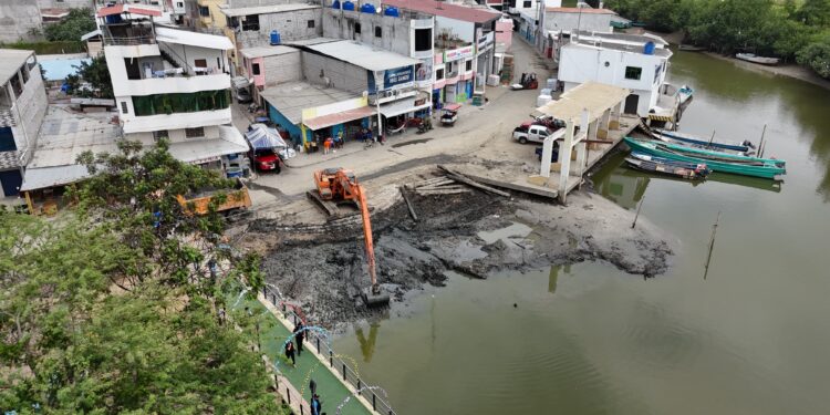 Retiran sedimento en el muelle de Puerto Hualtaco para facilitar arribo de embarcaciones