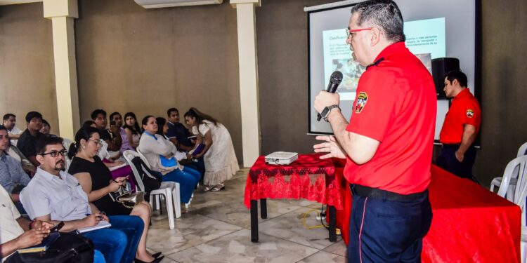 Bomberos Machala capacita a ingenieros civiles en prevención de incendios