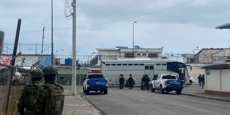 Gobierno busca que militares y policías en servicio pasivo resguarden las cárceles