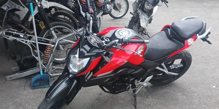 Motocicleta sin placas y con chasis ilegible fue retenida en Casacay